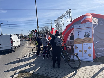 Mieszkańcy Radomia otrzymują informacje od ambasadorów podczas akcji ulotkowej w Radomiu fot. Anna Znajewska-Pawluk