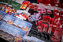 Materiały informacyjne kampanii na stoliku