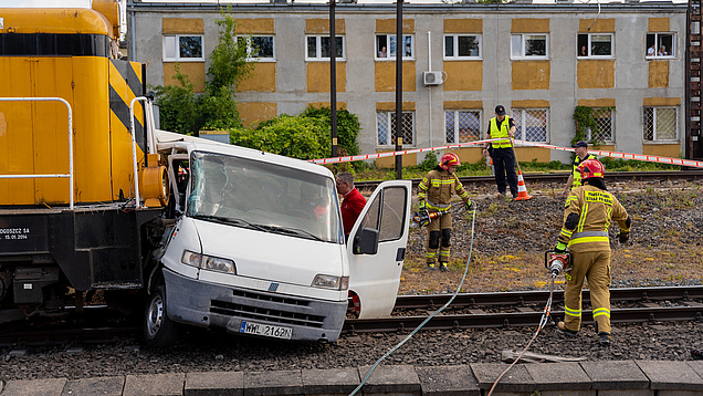 Akcja ratownicza służb - wypadek samochodu dostawczego z lokomotywą