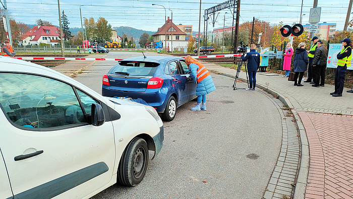 Samochody przed przejazdem kolejowo-drogowym, wręczanie ulotek kierowcom 1 fot. Przemysław Zieliński PKP PLK