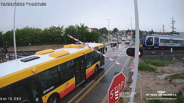 Autobus z opuszczoną na niego rogatką