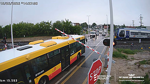 Autobus z opuszczoną na niego rogatką