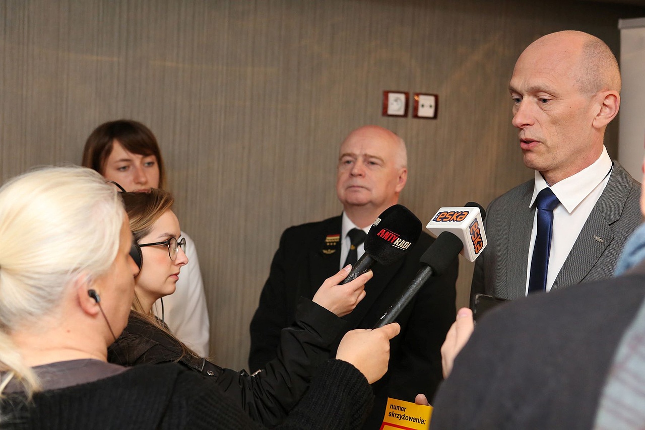 Marcin Kruszyński w towarzystwie W. Kiełczyńskiego udzielają wywiadu dziennikarzom. 