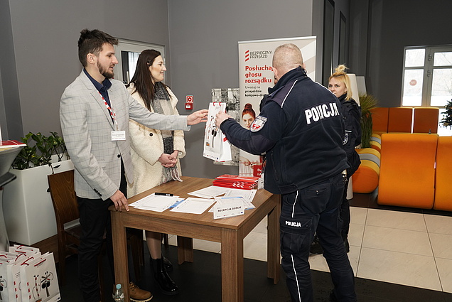 Rejestracja uczestników, przy recepcji funkcjonariusz policji.