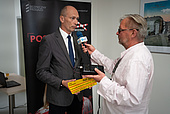 M. Kruszyński udzielający wywiadu, w ręku trzyma żółtą naklejkę PLK