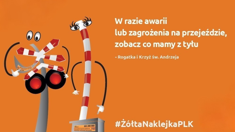 Grafika informacyjna na pomarańczowym tle przedstawiająca uczłowieczone elementy przejazdu kolejowego – krzyż św. Andrzeja i rogatkę. Po prawej stronie umieszczono biały napis: „W razie awarii lub zagrożenia na przejeździe, zobacz co mamy z tyłu – Rogatka i Krzyż św. Andrzeja”. W dolnej części grafiki znajduje się duży hashtag #ŻółtaNaklejkaPLK
