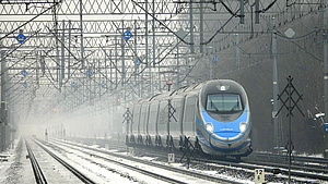 Pociąg pendolino na ośnieżonych torach