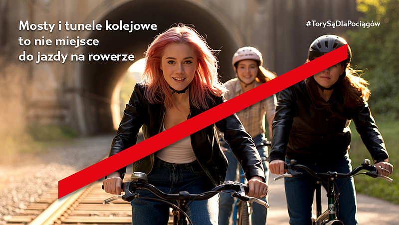 Przekreśleni rowerzyści jadący po torach na tle tunelu