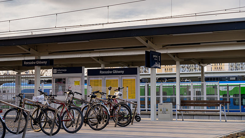 Widok na perony stacji Rzeszów Główny, po lewej stronie stojaki z przypiętymi rowerami.