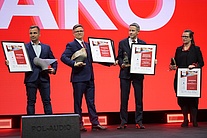 Zdobywcy nagród na wspólnym zdjęciu