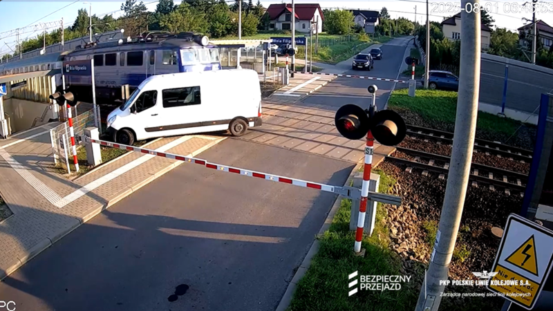 Samochód dostawczy w chwili uderzenia przez pociag