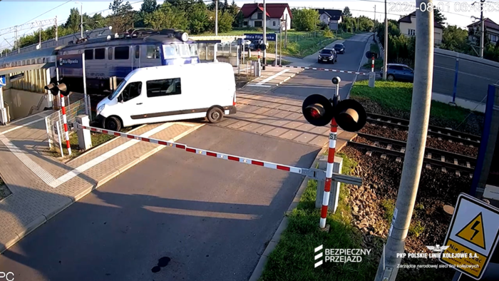 Samochód dostawczy w chwili uderzenia przez pociag