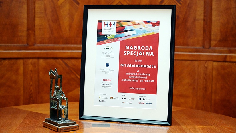 Zdjęcie dyplomu i nagrody specjalnej.