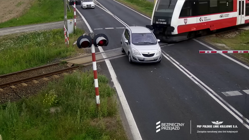 Moment uderzenia w samochód, który wyłamał rogatkę