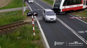 Moment uderzenia w samochód, który wyłamał rogatkę