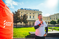 Prowadzący spotkanie przez budynkiem dworca Kraków Główny