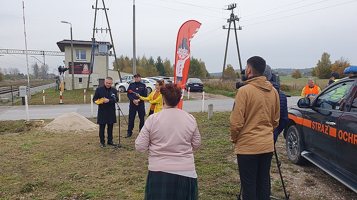 Akcja ulotkowa kampanii Bepzieczny Przejazd w Piekoszowie fot. Piotr Hamarnik