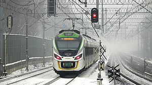 Pociąg na torach w zimowej odsłonie