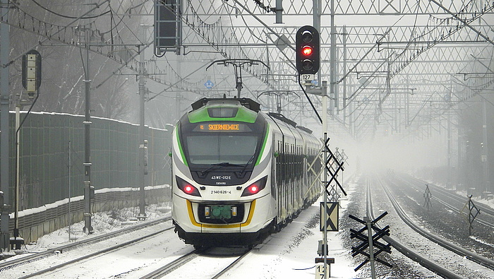 Pociąg na torach w zimowej odsłonie