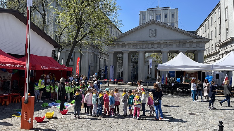 Specjalne stoisko dla dzieci przed siedzibą PLK SA w ramach Dni Otwartych Funduszy Europejskich; fot. Anna Znajewska-Pawluk