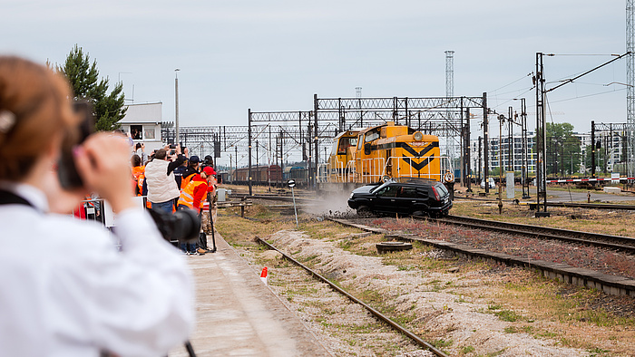 Moment zderzenia samochodu z lokomotywą,  fot. P. Nowakowski