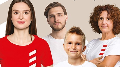 Grafika promocyjna nowej odsłony kampanii. Dwie kobiety, mężczyzna i chłopiec w kampanijnych koszulkach.