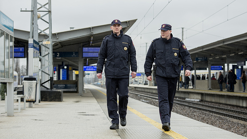 Dwóch funkcjonariuszy SOK podczas patrolu na peronie.
