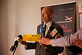 M. Kruszyński trzyma żółtą naklejkę PLK, fot. M. Dyszlewski