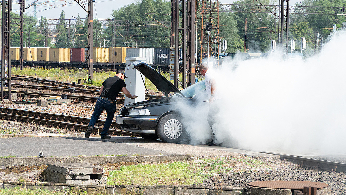 Wrak na przejeździe inscenizacja palącego się samochodu po wypadku z lokomotywą.