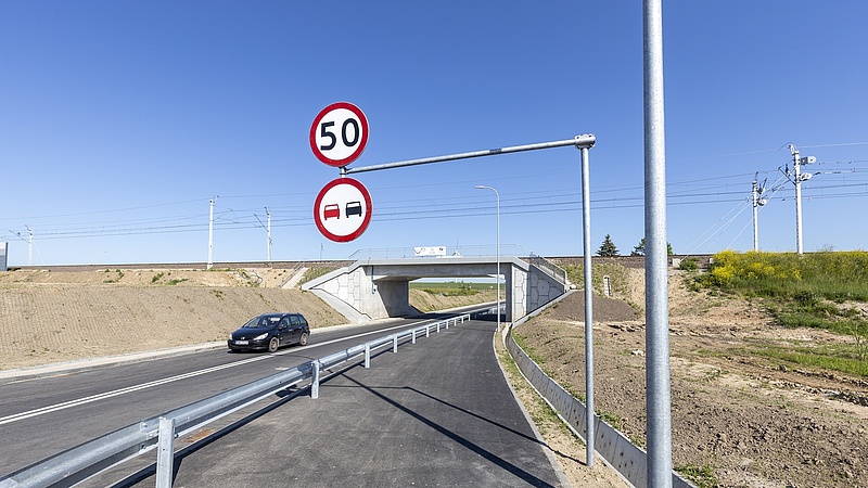 Droga ze znakiem ograniczenia prędkości do 50 km/h