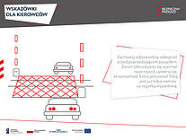 Zachowaj odpowiednią odległość przed poprzedzającym pojazdem. Zanim zdecydujesz się wjechać na przejazd, upewnij się, że samochód, który jest przed Tobą jest już kilka metrów  za rogatką wyjazdową.