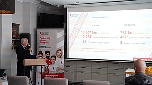 Warsztat OSK w Nysie Dyrekotr Biura Bezxpieczeństwa wyjaśnia zasady bezpiecznego poruszania się w obrębie przejazdów kolejowo-drogowych fot. Przemek Pawlik