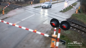 Hajnówka: kierująca zignorowała przepisy i utknęła na przejeździe. Krok od tragedii film z Youtube