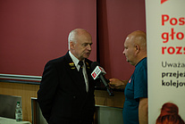 Ekspert kolejowy podczas udzielania wywiadu.