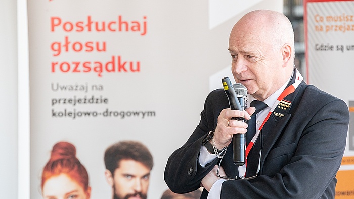 Włodzimierz Kiełczyński, dyrektor Biura Bezpieczeństwa PLK SA przemawia podczas warsztatów dla instruktorów nauki jazdy. fot. Anna Jaroszewicz