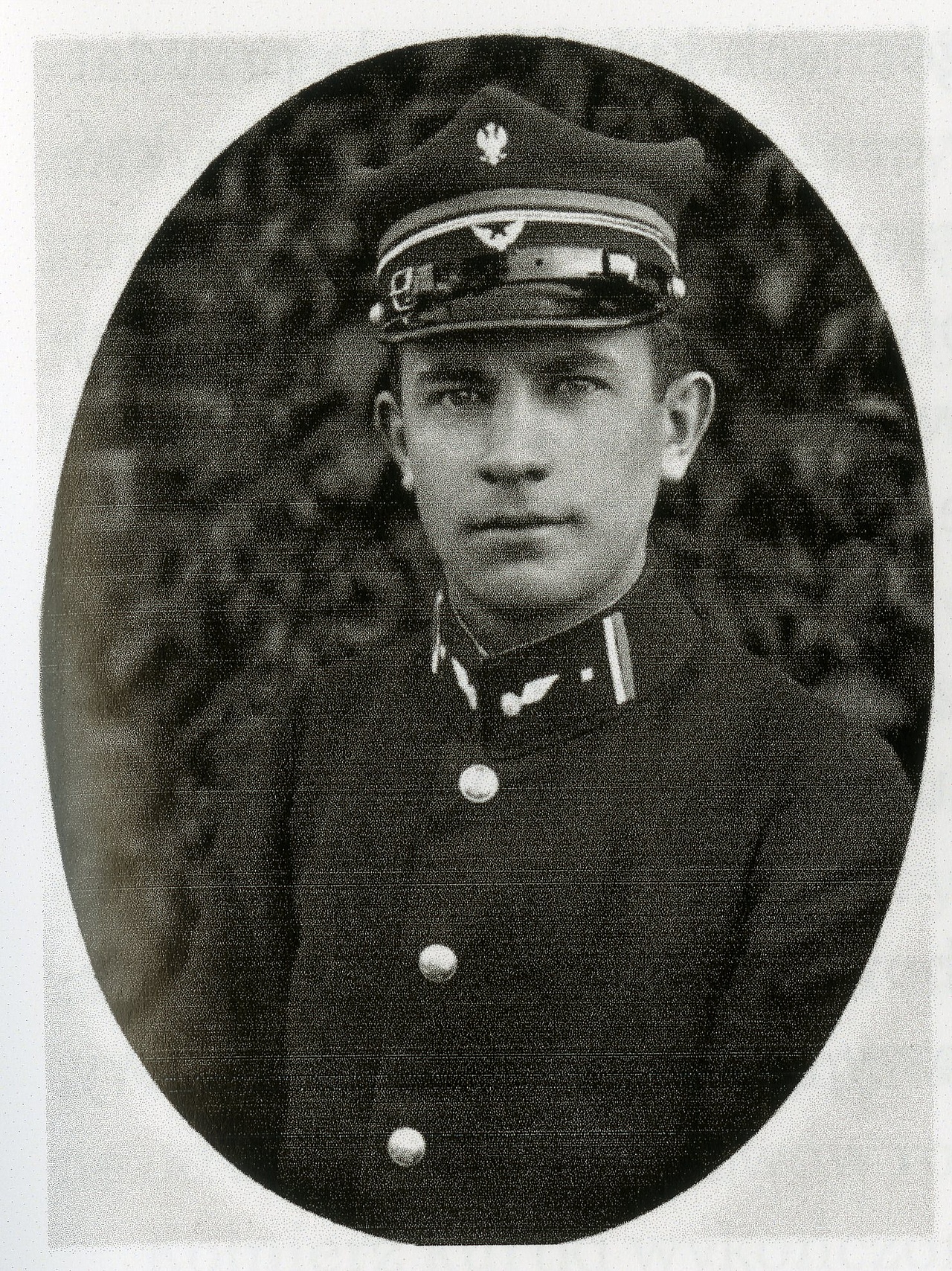  Kolejarz w kurtce według wzoru z 1919 roku, ze sztywnymi patkami na kołnierzu.