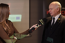 Włodzimierz Kiełczyński udziela wywiadu mediom.