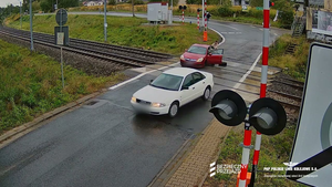 Katowice: straciła koło na przejeździe. Chwilę później nadjechał pociąg film z Youtube