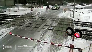 Radziwiłłów: przykład jak NIE zachowywać się na przejeździe kolejowo-drogowym film z Youtube